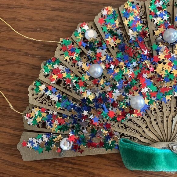 Wonderful Vtg   plastic spangled & beaded gold fan Christmas tree ornament - Picture 3 of 8